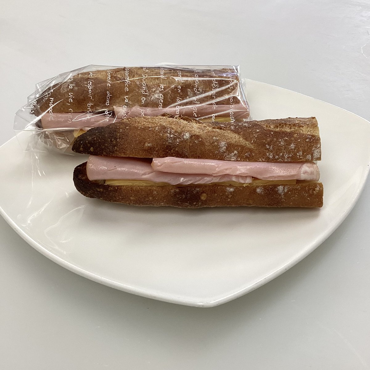 Shimauma_Bakery's tweet photo. \\ REVIVAL //  『カスクート』 ¥500

自家製バゲット🥖にハムとチーズをサンドした、
サクッと食べれるフランスの人気 軽食メニューです！ https://t.co/q2cxNixPgC