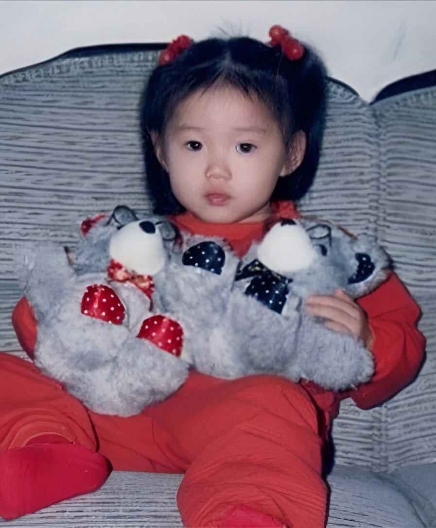 jeongjeonginuna's tweet photo. Sekarang sukses menjadi salah satu aktris papan atas Korea, Lee Sungkyung juga pernah melewati masa hidup yang berat 🥹

Saat usianya sekitar 4 tahun, ayahnya berhasil memiliki sebuah pabrik. Namun tak lama kemudian pabrik tersebut terbakar hingga bangkrut. Keluarganya kehilangan sumber penghasilan, terlilit utang, dan terpaksa tinggal di permukiman kumuh (판자촌), lalu pindah ke apartemen sewa berukuran sekitar 7–8 pyeong (±23–26 m²) hingga ia duduk di bangku SMA.

Lee Sungkyung pernah mengaku malu dengan keadaan keluarganya. Ia bahkan meminta ayahnya berhenti satu blok sebelum sekolah karena tidak ingin teman-temannya melihat mobil tua yang dikendarai sang ayah. Saat seorang teman datang ke rumah dan berkata, "Bagaimana seluruh keluargamu bisa tinggal di rumah sekecil ini?", ia merasa sangat terpukul.

Meski begitu, kedua orang tuanya tidak pernah kehilangan harapan. Mereka menempel foto rumah impian dan mobil SUV di dinding rumah sebagai motivasi, lalu berdoa bersama agar suatu hari bisa mewujudkannya.

Menariknya, Lee Sungkyung awalnya tidak bercita-cita menjadi model atau aktris. Ia sedang mempersiapkan diri untuk masuk jurusan musik. Namun, orang tuanya melihat iklan kompetisi Super Model dan menyuruhnya mencoba. Lee Sungkyung berhasil lolos seleksi dokumen pada percobaan pertamanya, kemudian bekerja sebagai model freelance selama sekitar tiga tahun sebelum akhirnya beralih menjadi aktris.

Kini, Lee Sungkyung berhasil membuktikan bahwa perjuangannya tidak sia-sia. Ia juga mengatakan bahwa ia tidak pernah berharap terlahir di keluarga lain, karena meski hidup mereka sulit, rumahnya selalu dipenuhi kasih sayang, semangat, dan mimpi yang membuatnya bisa bertahan hingga hari ini.

https://t.co/YEVCyVbv6s