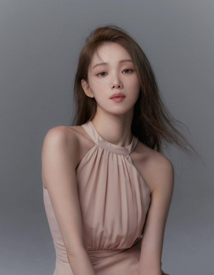 jeongjeonginuna's tweet photo. Sekarang sukses menjadi salah satu aktris papan atas Korea, Lee Sungkyung juga pernah melewati masa hidup yang berat 🥹

Saat usianya sekitar 4 tahun, ayahnya berhasil memiliki sebuah pabrik. Namun tak lama kemudian pabrik tersebut terbakar hingga bangkrut. Keluarganya kehilangan sumber penghasilan, terlilit utang, dan terpaksa tinggal di permukiman kumuh (판자촌), lalu pindah ke apartemen sewa berukuran sekitar 7–8 pyeong (±23–26 m²) hingga ia duduk di bangku SMA.

Lee Sungkyung pernah mengaku malu dengan keadaan keluarganya. Ia bahkan meminta ayahnya berhenti satu blok sebelum sekolah karena tidak ingin teman-temannya melihat mobil tua yang dikendarai sang ayah. Saat seorang teman datang ke rumah dan berkata, "Bagaimana seluruh keluargamu bisa tinggal di rumah sekecil ini?", ia merasa sangat terpukul.

Meski begitu, kedua orang tuanya tidak pernah kehilangan harapan. Mereka menempel foto rumah impian dan mobil SUV di dinding rumah sebagai motivasi, lalu berdoa bersama agar suatu hari bisa mewujudkannya.

Menariknya, Lee Sungkyung awalnya tidak bercita-cita menjadi model atau aktris. Ia sedang mempersiapkan diri untuk masuk jurusan musik. Namun, orang tuanya melihat iklan kompetisi Super Model dan menyuruhnya mencoba. Lee Sungkyung berhasil lolos seleksi dokumen pada percobaan pertamanya, kemudian bekerja sebagai model freelance selama sekitar tiga tahun sebelum akhirnya beralih menjadi aktris.

Kini, Lee Sungkyung berhasil membuktikan bahwa perjuangannya tidak sia-sia. Ia juga mengatakan bahwa ia tidak pernah berharap terlahir di keluarga lain, karena meski hidup mereka sulit, rumahnya selalu dipenuhi kasih sayang, semangat, dan mimpi yang membuatnya bisa bertahan hingga hari ini.

https://t.co/YEVCyVbv6s