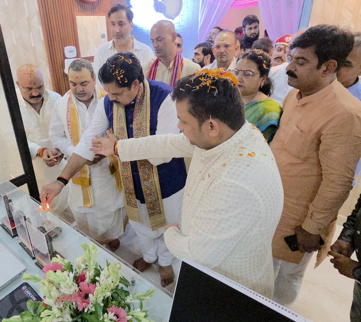 mkrtiwari_bjp's tweet photo. लखनऊ (उत्तर प्रदेश) में सीवान जिला के निवासी एवं युवा व्यवसायी श्री रवि पाण्डेय जी के प्रतिष्ठान श्री शिर्डी साईनाथ पावर इंफ्राटेक प्राइवेट लिमिटेड के क्षेत्रीय कार्यालय का शुभ उद्घाटन किया। https://t.co/PI3SSzM1r1