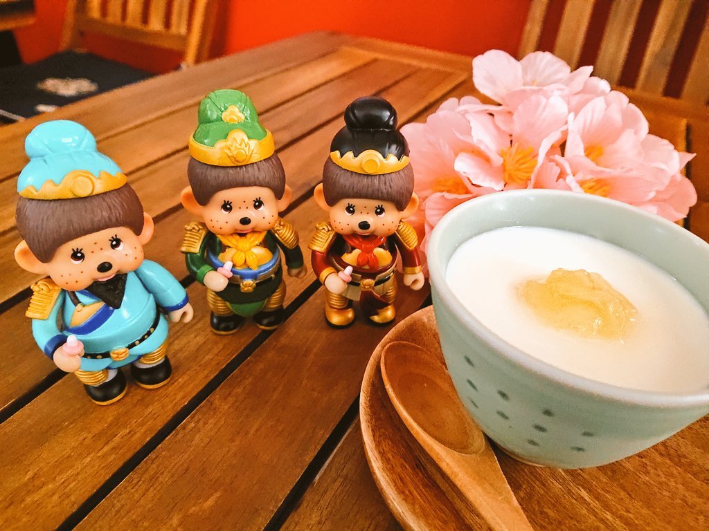 Changokushi's tweet photo. おはようございます。桃のジャムを作りました。
“桃李言わざれども、下自ら蹊を成す”
司馬遷が前漢の名将・李広を讃えた言葉。桃やスモモは喋らないが果実を求め人が集まる。徳ある人には自然と人が集まってくるの意。杏仁プリン、今は桃と李のジャムが選べます。今日も18時迄、宜しくお願い致します。 https://t.co/PkUMnUwShw