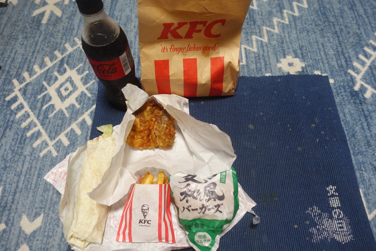 kf50AA1pXEGTiAy's tweet photo. 今日の一食(ひとたべ)
朝クルマを車検入れ🚙
帰りにケンタッキー(KFC)見たら食べたくなった😆
チキン1ピース😄
ペッパーマヨツイスター🌪
期間限定の柑橘タルタルのチキン南蛮フィレバーガー🍔
ポテトS🍟
ビール飲みたいけど夕方にクルマ引き取りなのでコーラで我慢🥃
#KFC https://t.co/43mcBKZuh9