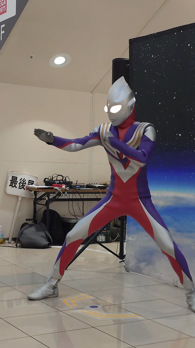 TaKoToI11's tweet photo. 足下のマークにも愛を感じる…

#イオンモール各務原
#ウルトラマンティガ
#ウルトラマンテオ https://t.co/7CINhzfuZN