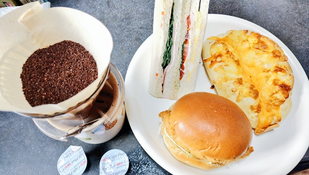 urapontathan's tweet photo. 食材の買物から帰宅。外は蒸し暑くてバテた。
お昼は簡単にブレッドランチ(笑)
エアコンの効いた室内で飲む挽きたて豆のコーヒーは旨し🥪☕ https://t.co/hai1udenK0