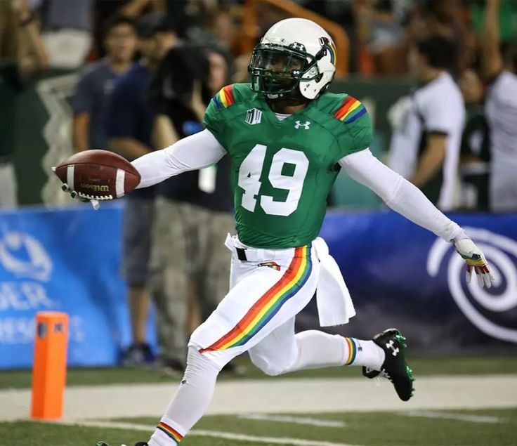 CFBHome's tweet photo. Throwback Hawaii Uniforms 😍 https://t.co/MxJp4FHc25
