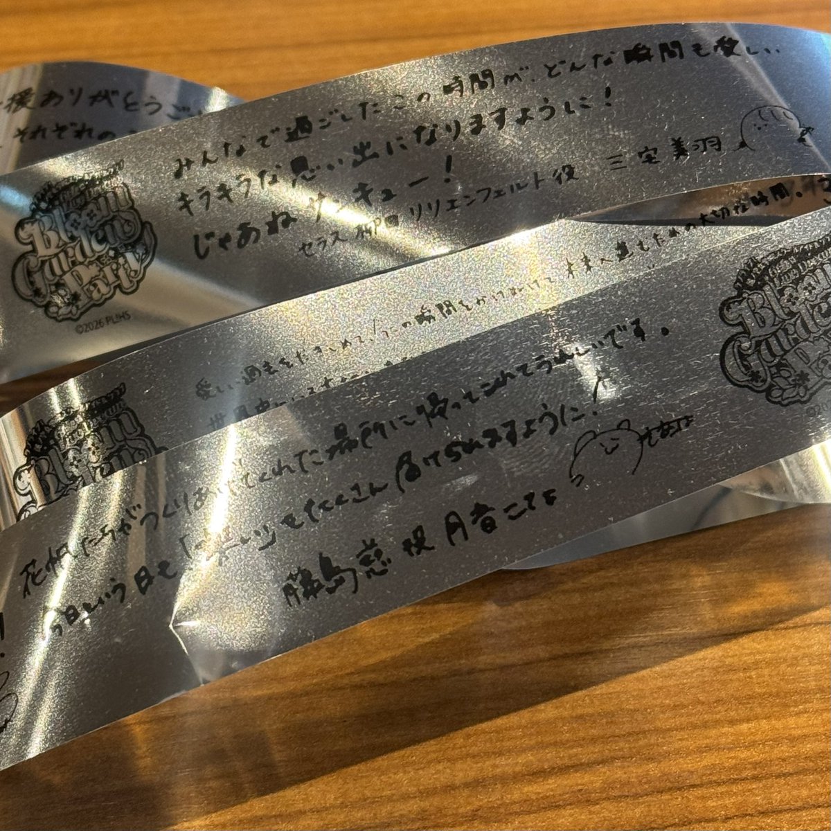 朝物販エリア散歩してたら銀テープ無料配布してる凄いお方がいた。訊く