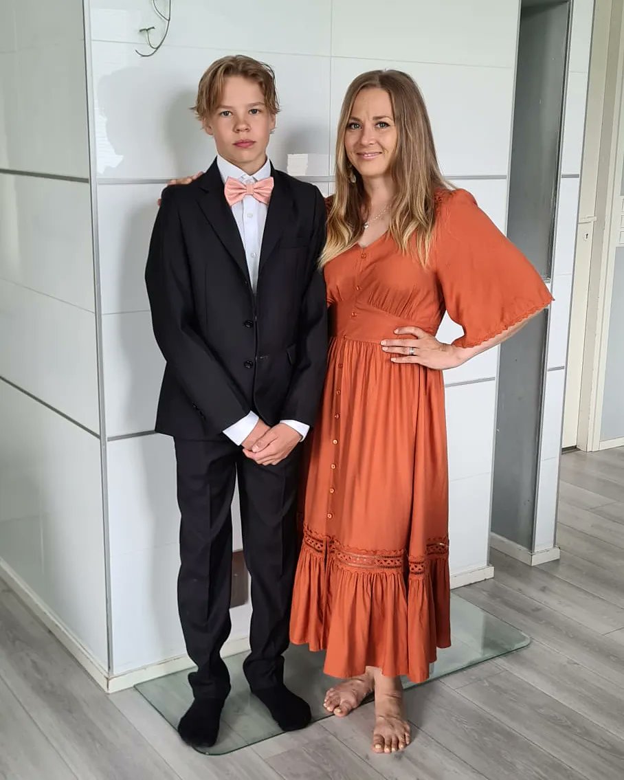 annakyro's tweet photo. Ihana juhannus💙 Eikä oo maksettu lonkeromainos vaikka juomat ja vaatteet on sävy sävyyn. https://t.co/BcgUtiuyHu