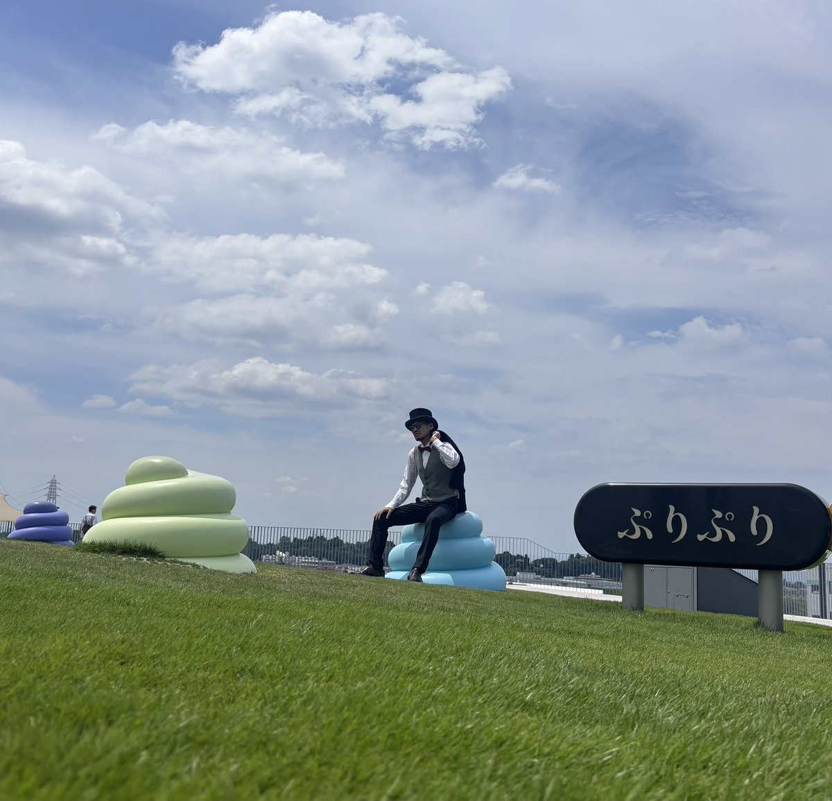 narasakasakasu's tweet photo. 夏が来た、富山。
北陸の暑さは、関東をしのぐかもしれない
休憩時間は涼しげな「ぷりぷり」の上へ
富山の夏は、今日も本気です。

#富山 #富山県美術館 #ぷりぷり https://t.co/y11MVvsOZV