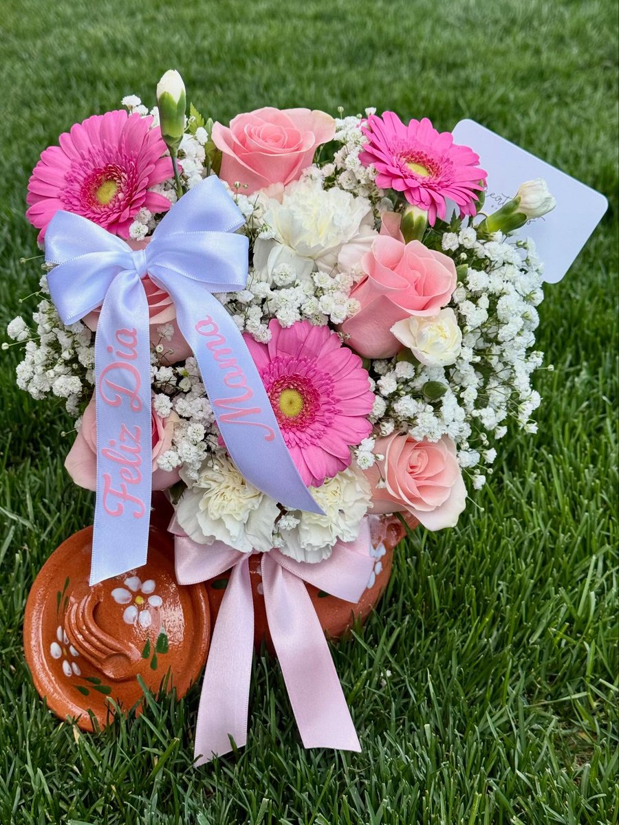 creationsb2ols's tweet photo. #gradbouquet #florist https://t.co/uoPhAMZ6iF