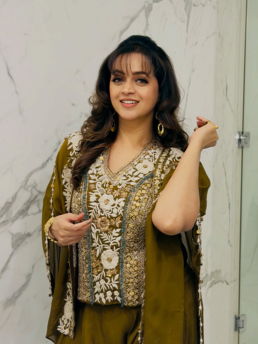 KKMu1w's tweet photo. Bhavana 
#bhavana 
Olive green elegance mixed with intricate traditional roots. ✨🫒💚 https://t.co/MJfSy12zDA