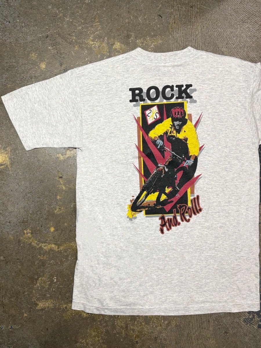 realmonkey_s's tweet photo. #通販可能
1990's〜
MADE IN USA
袖シングルステッチ

マウンテンバイク関連ブランド『2XS』由来と思われる一枚。

90sらしい空気を纏ったグラフィックが◎
杢グレーのボディに、イエロー×レッドが映える好配色もまた。
″前では静かに、後ろで語る″というバランスも当時らしい。 https://t.co/lIDJ94WgwI