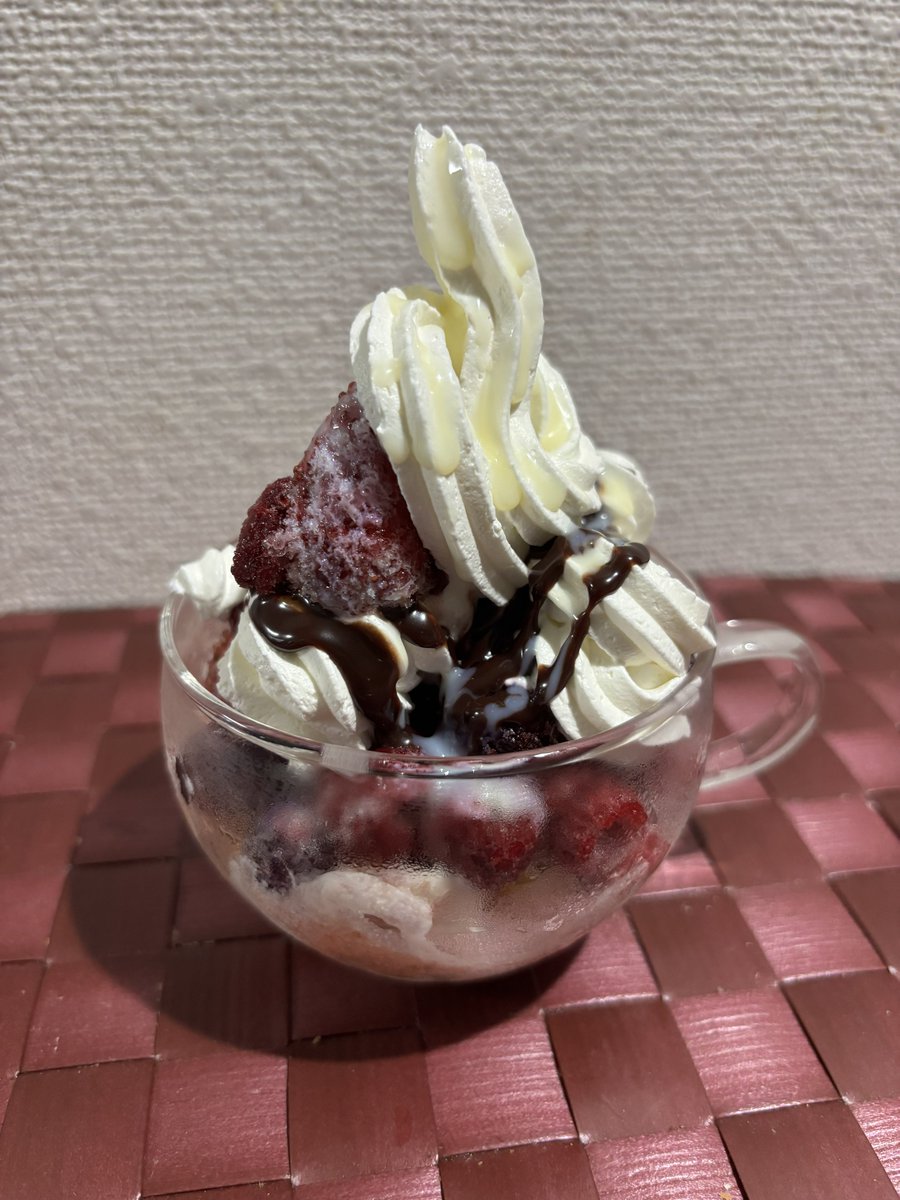 myrrhalal's tweet photo. 冷凍庫の4種ベリーパックを無造作に入れたベリーパフェ　でいいのかな…
冷蔵庫にあった練乳もイン。ベリーの量がけっこうあったのでバナナは今回はお休み。
ベリーを流水解凍しなかったので冷たかったですが、暑いしまあいいかあw https://t.co/p9cYQbvdHf