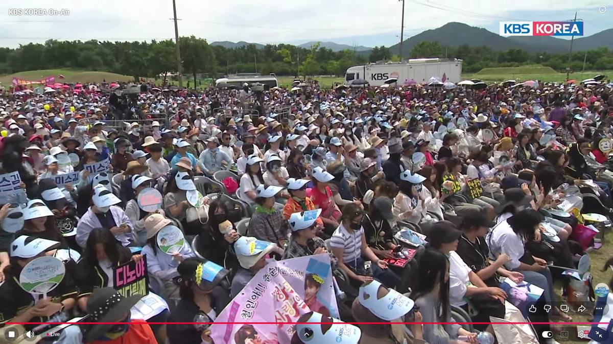 mingyursonly's tweet photo. so many dinonaras and carats in the crowd cheering for dino 🥹 https://t.co/zovL1PY19r