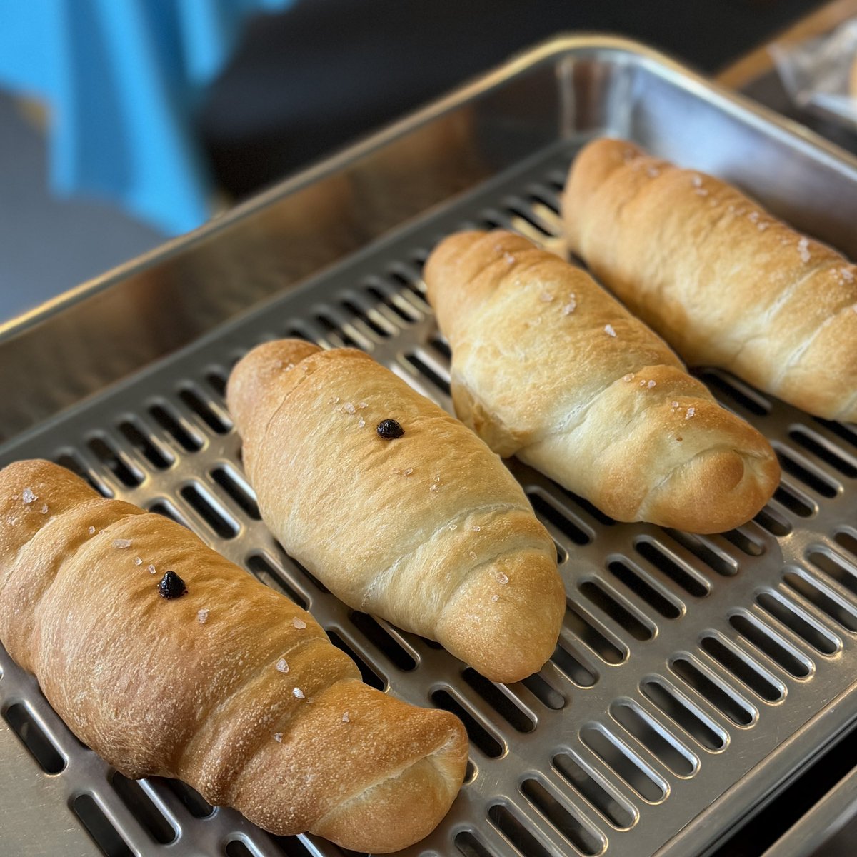 jam_clarte's tweet photo. 本日（7/12）のパン、焼き上がりました🥖
◎枝豆とチーズのフォカッチャ
◎レーズンパン
◎ミニ食パン
◎ジャムロール
・ミックスベリージャム
・桃ジャム
◎塩パンチョコ
◎塩パン
◎ミルクパン https://t.co/jzVhunIFOT