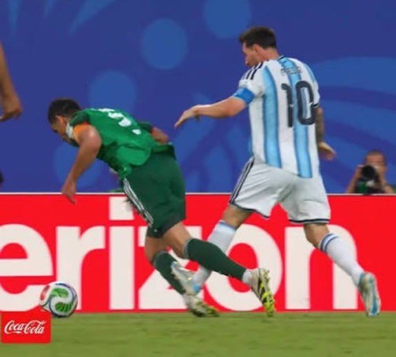 RealGOA7's tweet photo. VAR Check                                                     NOT Check https://t.co/7RZ0oCd9wh