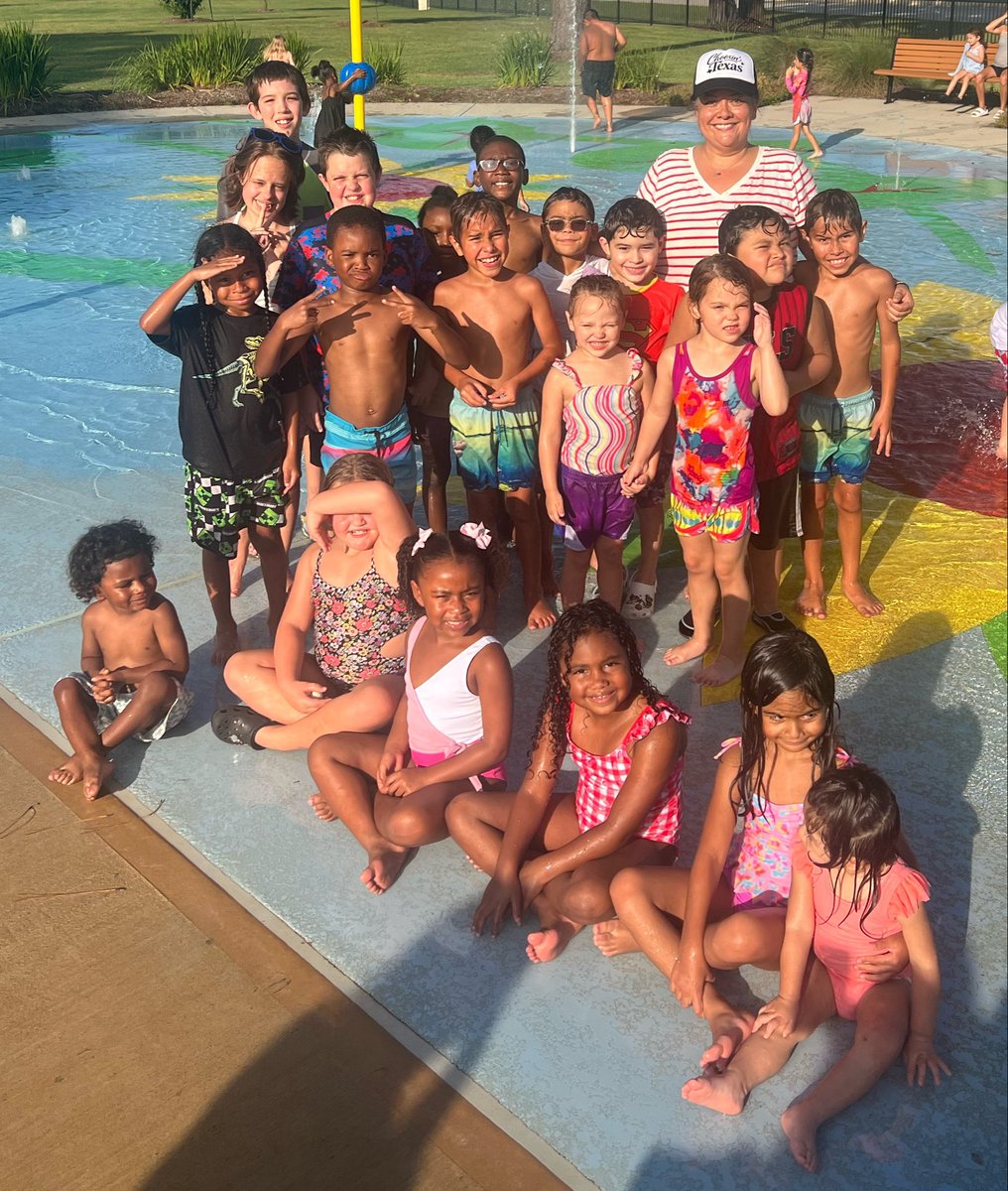 JulieMeranda's tweet photo. Another successful meetup with my old and new DES Alumni babies! I love staying connected to my families. I meet my new students soon. #TeacherJulieJ #CrosbyISD https://t.co/yF0X8uilZz