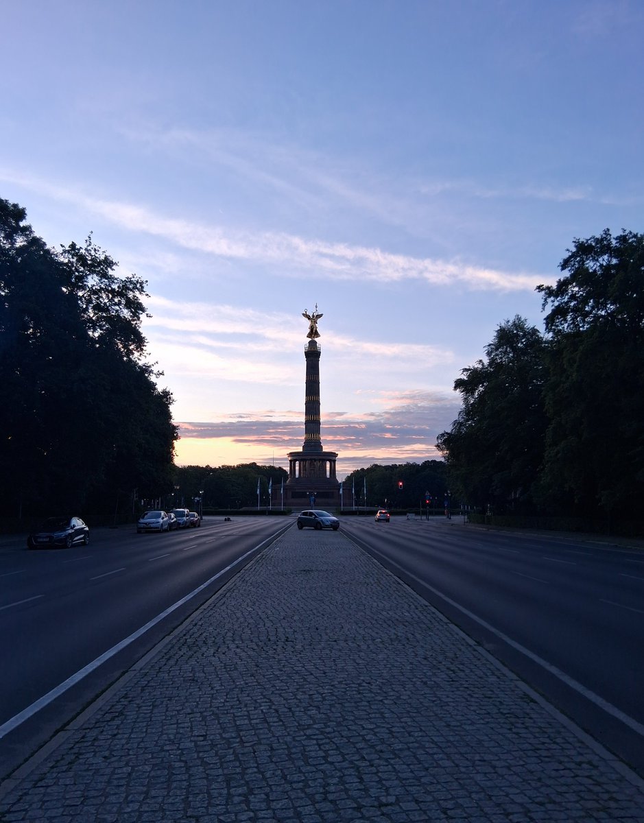 shoutingcassy's tweet photo. Das letzte Mal als ich hier stand, demonstrierte ich für den Erhalt meiner Bürgerrechte.

Heute ist es um jene Bürgerrechte irgendwie schlechter bestellt denn je.

Generell protestieren wir irgendwie deutlich zu wenig. Wir sollten alle mehr protestieren. https://t.co/2r7S046yIG