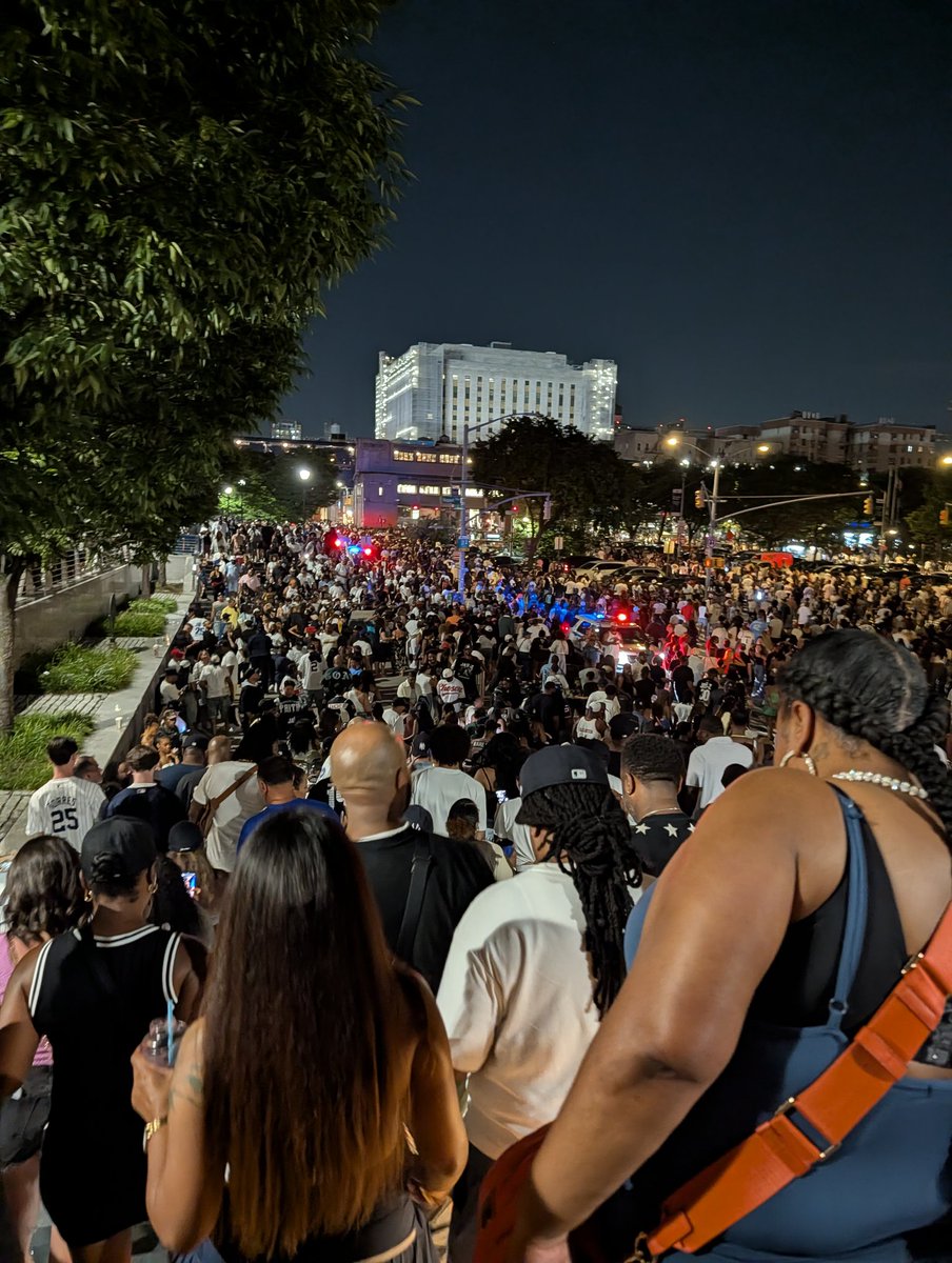 KPWASRIGHT's tweet photo. Another failed attempt by Jay z to get people to show up to one of his lil shows https://t.co/vqtk2ieO2Q