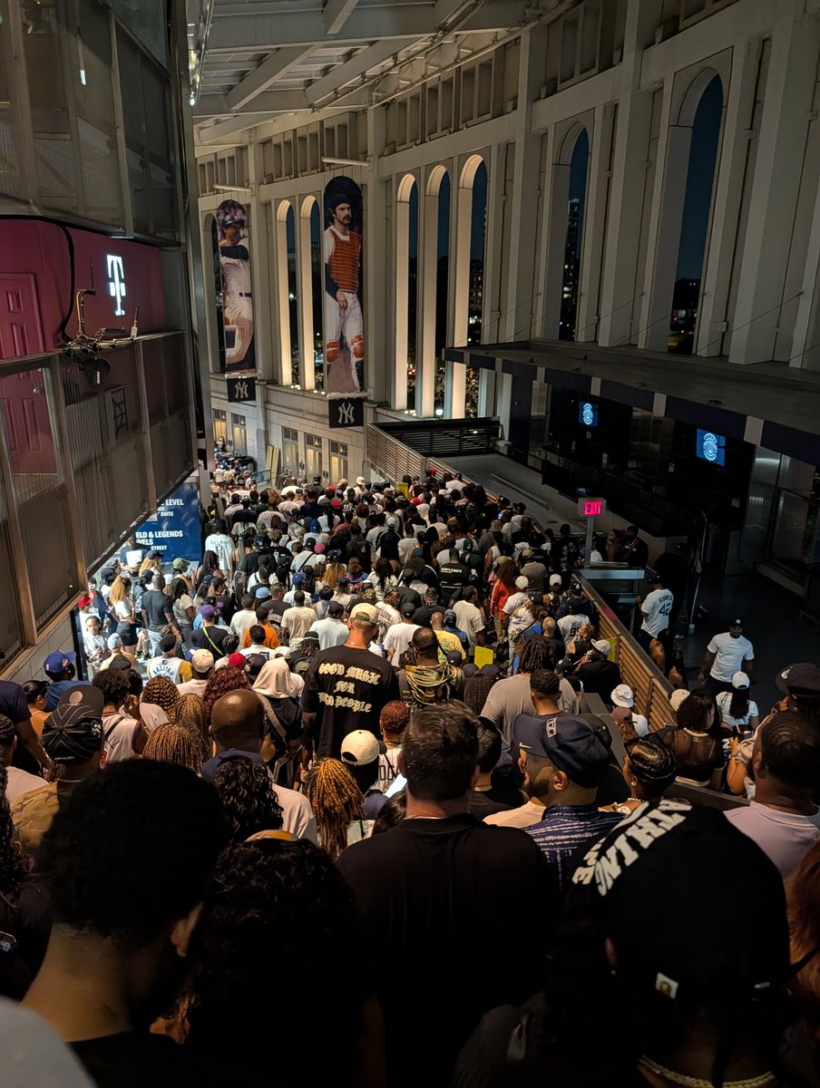 KPWASRIGHT's tweet photo. Another failed attempt by Jay z to get people to show up to one of his lil shows https://t.co/vqtk2ieO2Q