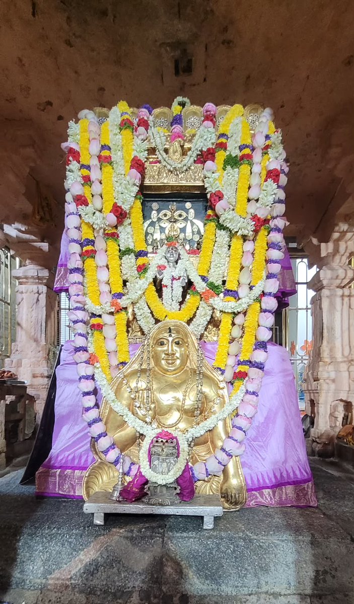 Svami34164Om's tweet photo. ಪೂಜ್ಯ ಶ್ರೀ ಗುರು ರಾಘವೇಂದ್ರ ಸ್ವಾಮಿಗಳ ಮೂಲ ಬೃಂದಾವನ ಅಲಂಕಾರ ದರ್ಶನ ಭಾಗ್ಯ ಮಂತ್ರಾಲಯ🙏12/7/2026. https://t.co/9SPCpleL40