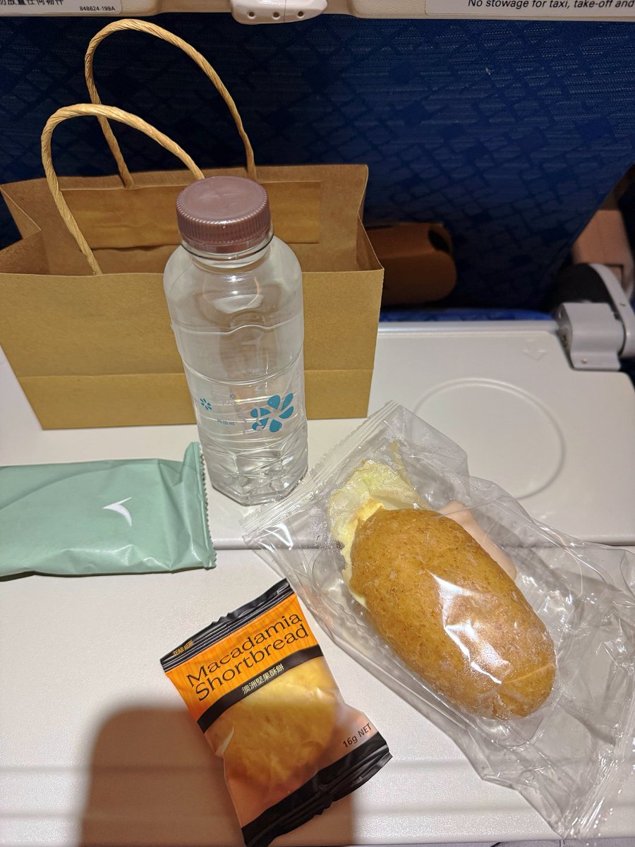 jer_licious's tweet photo. I’ve always loved Cathay Pacific’s in-flight meals:
Consistent quality and great overall experience every time.

I was really looking forward to their breakfast on this connecting flight from Guangzhou to Hong Kong.
The breakfast for this early flight was shockingly basic ?? https://t.co/SImOm3uy8z