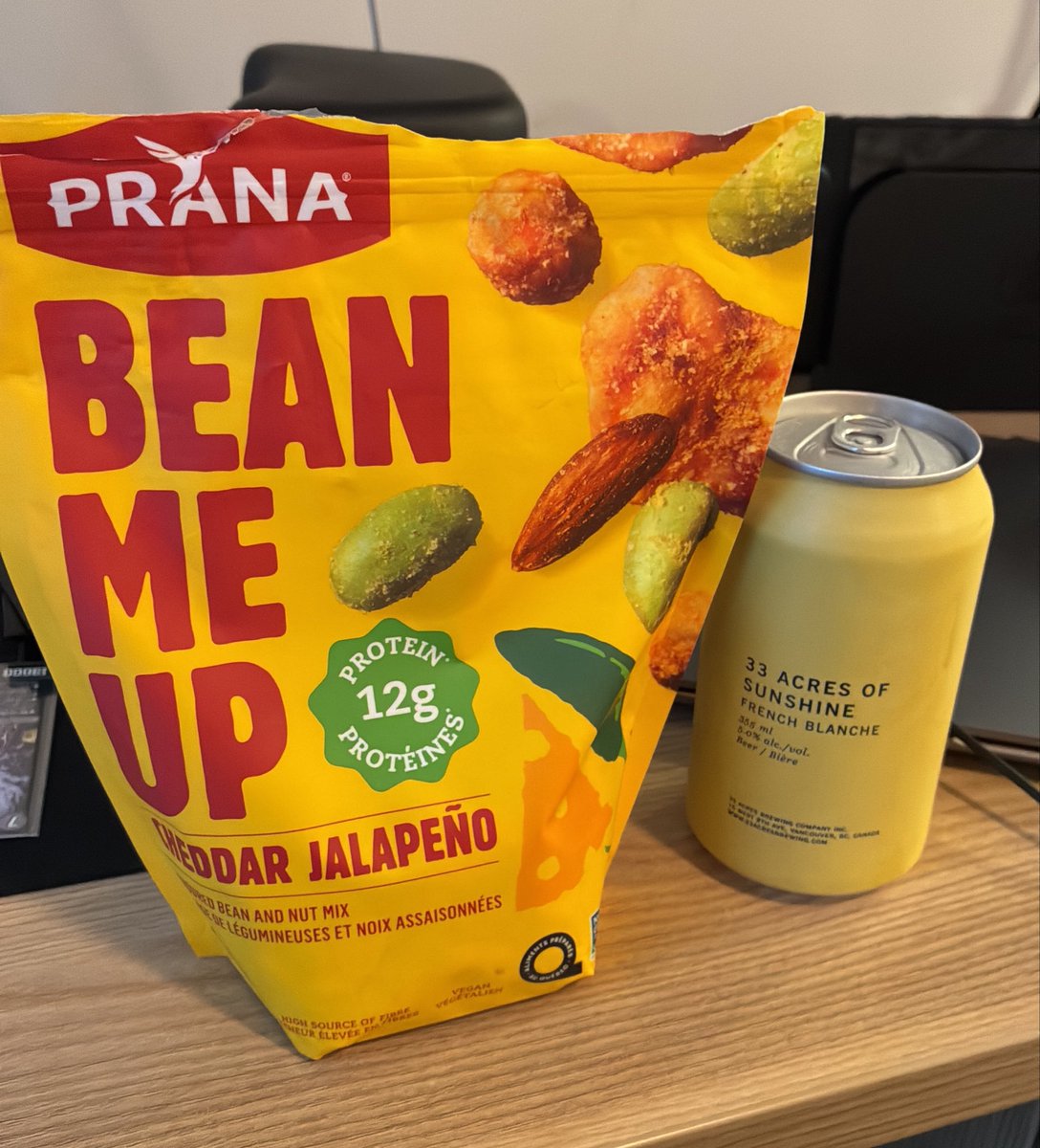 doimoimaster's tweet photo. 今日はこの貰ったビールと貰った豆のお菓子で優勝していくわよ。 https://t.co/yzkNFhityb