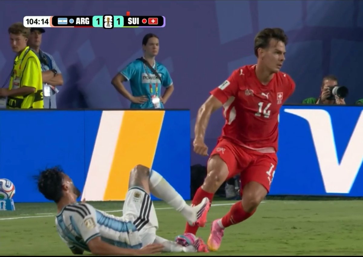 rayalopez321's tweet photo. @idextratime Kaya begini ga foul, ga kartu . Coba ARGEN yg begini udah rameee https://t.co/FFVBddYPaT