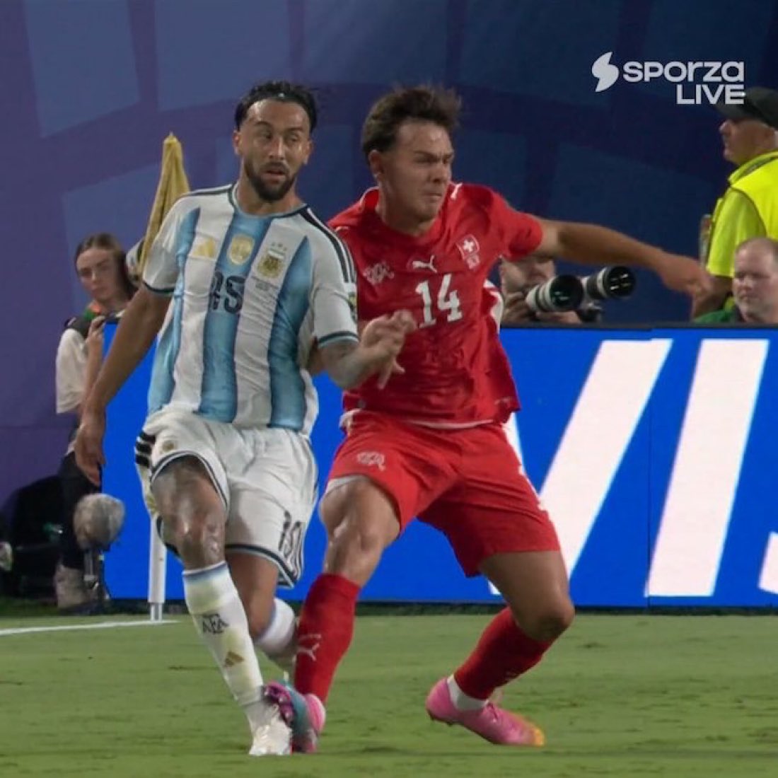Msn_sis0's tweet photo. Pas de carton rouge ici ?

« L’argentine sont corrompu »😂😂😂 https://t.co/vJzLxaEgmZ
