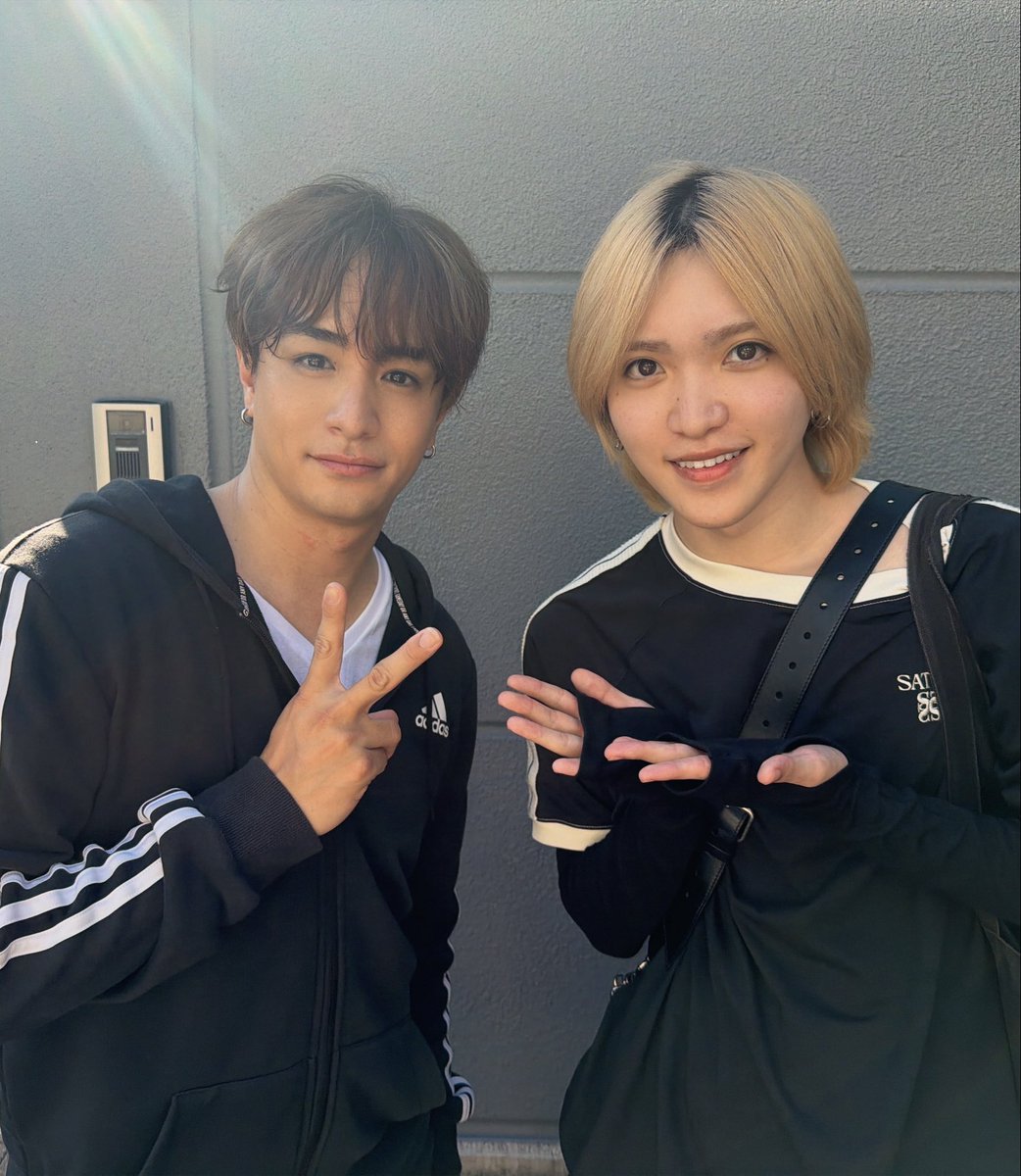 iorikotsuji_05's tweet photo. 先日「つぎはぎだらけのヒーローズ2026」 
観劇しました❕

栗ちゃんの新しい役柄だったりお話の色んな展開が見ててワクワクして素敵でした❕

そして福山 聖二さんにお会い出来ました😭
向日くんのお話など出来て超嬉しかったです🎾

本日千秋楽みたいです！
最後まで無事駆け抜けれますように！ https://t.co/K17iXihQAC