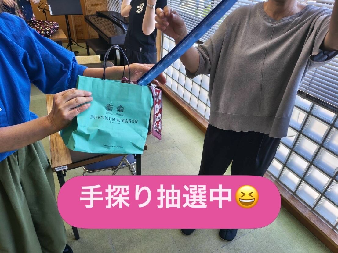 corovinaluce11's tweet photo. ７月９日活動報告

今日のレッスン♪
7/18　土曜日よっしー先生ピアノ発表会への出演に向けて猛練習中です（笑）

K先生に来ていただいて、夢遊病のレッスン🎵
K先生の演技力にも魅了��れ、私達も気合いが入ります！
歌詞覚えねば…

#海老名
#コーラス
#メンバー募集中

↓ https://t.co/oLDBtxlyqM