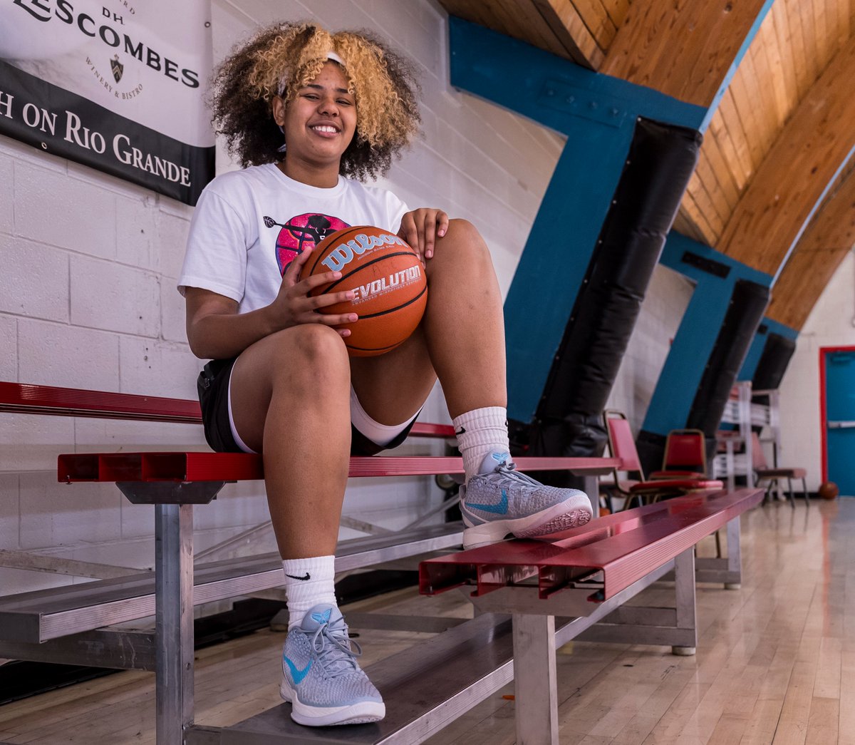 GeoffGrammer's tweet photo. 15-year-old ABQ hooper draws major college offers
• • •
Tamaiah Gary, daughter of former Lobo great Dairese Gary, has her eyes set on the WNBA — and opening a bakery https://t.co/Mn5bd9cC0E via @ABQJournal / Journal staffer Isabella Campbell / pics @msandovalphotos https://t.co/7nbf6XUZS3