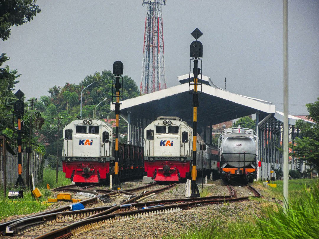 KAI121's tweet photo. Keluarga akan selalu menyambut dengan senyuman, setelah menjalani penatnya kehidupan. Bahkan mereka akan melakukan apapun, agar kamu bahagia! 🫂

Dengannya, kita cukup menjadi versi "asli" semaunya, karena mereka akan selalu mencintai kita dan percaya dengan semua yang baik-baik dari kita. 🏡✨

Selamat pagi, #SahabatKAI!

#KAI121 

Support photo 🙏🏼: slamet_201 (IG)