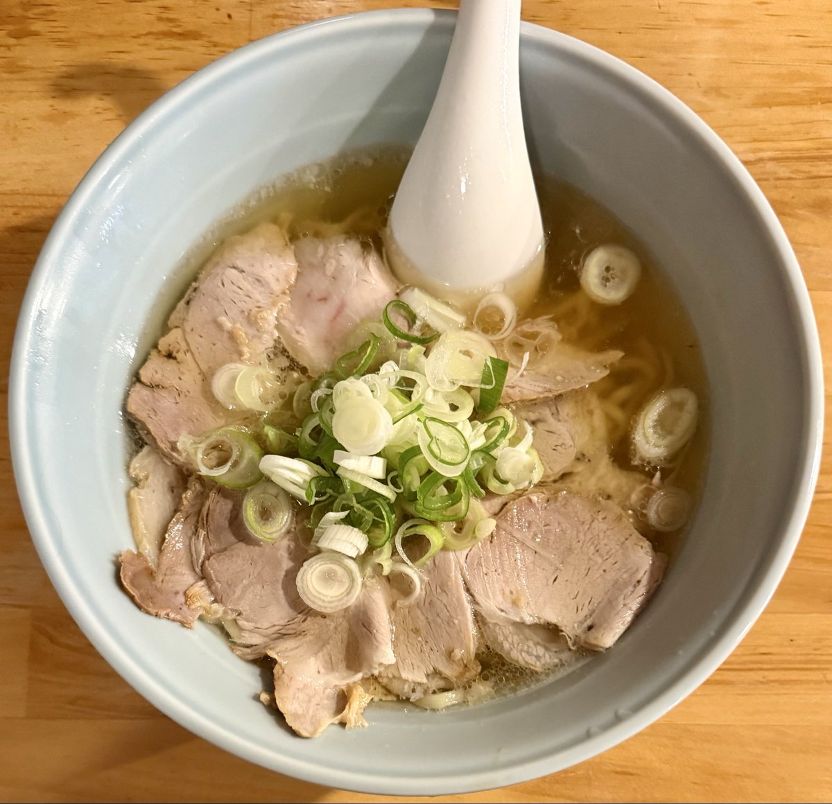 himadog's tweet photo. 朝ラーのうーとさん🍜

モロ一族

いつもと違った豚清湯🍜
うんまかったのでチャーシューや麺も変えて楽しんでみたいと思った😀 https://t.co/yzwqlDFICf