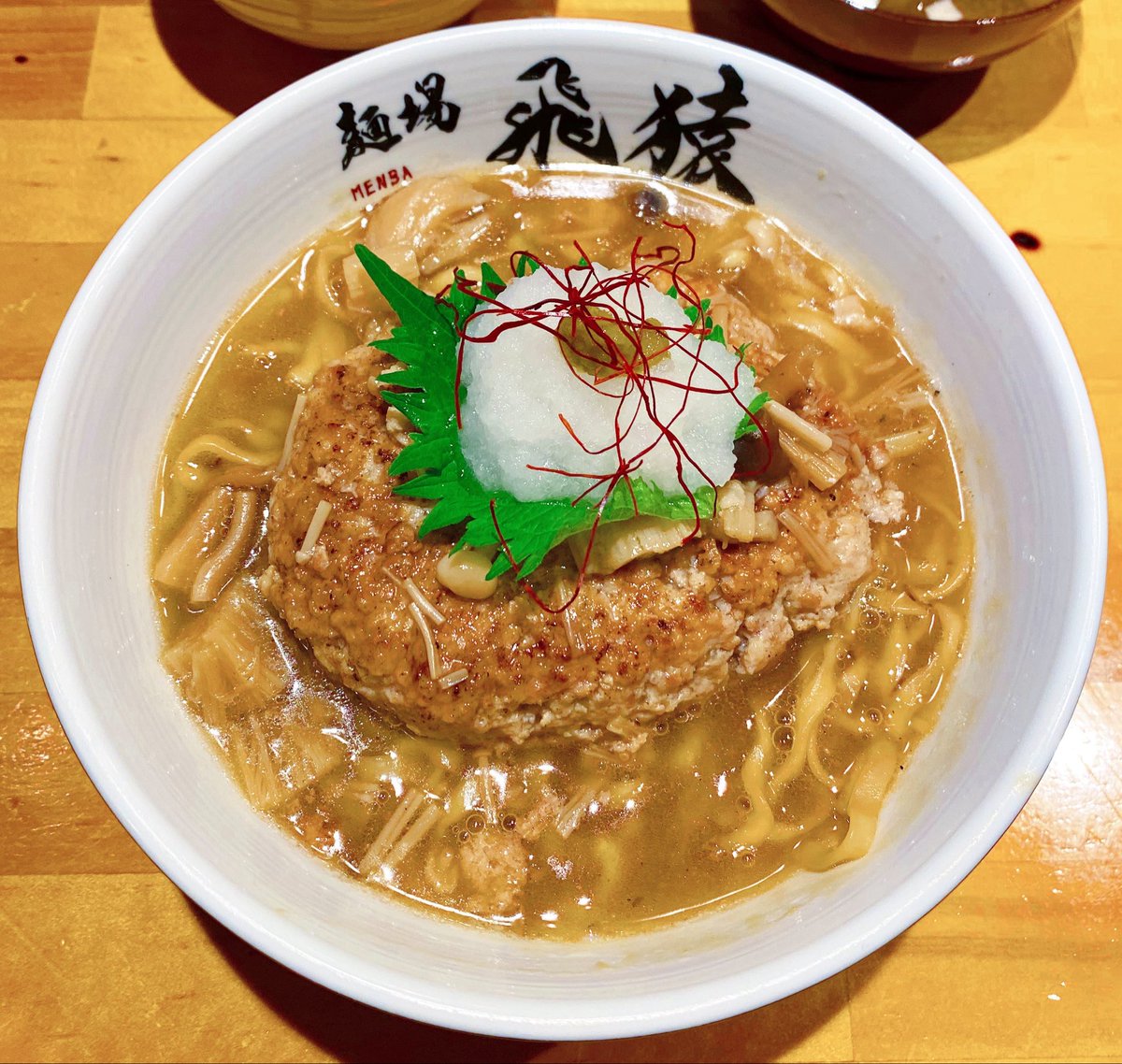 Limited_HUNTER's tweet photo. 麺場 飛猿@中央林間

【限定】
和風煮込みハンバーグまぜそば🍜

めちゃくちゃ美味かった🥹✨

ボリューム満点のふわふわハンバーグに、きのこの旨み満載のスープ多めのまぜそば😍💯

平打ちの縮れ麺との取り合わせも良く、ご飯と味噌汁までついて1200円は安すぎ🫨ﾜｰ

想像の2倍美味しいです🥹🥹🥹 https://t.co/jYj0HvNip9
