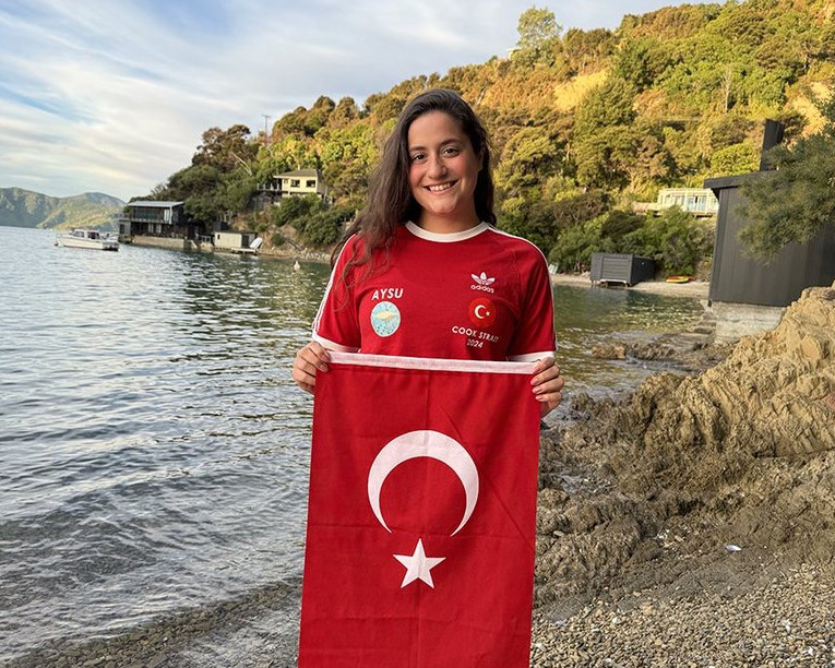 2ftsNews's tweet photo. Aysu Türkoğlu, Japonya'daki Tsugaru Boğazı'nı 13 saat 44 dakikada geçerek Ocean's Seven serisinin altıncı parkurunu tamamladı ve en genç Türk yüzücü olarak rekor kırdı. https://t.co/7NxHy5dhVQ
