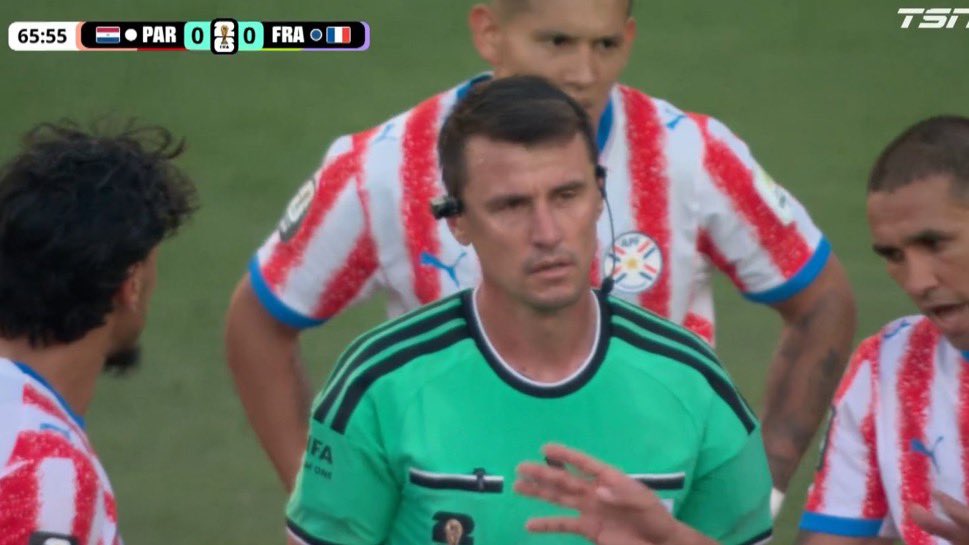 FrenchRapUS's tweet photo. Cet homme ne devrait plus jamais arbitrer un match de football ❌

Stat hallucinante : le Paraguay a terminé le match sans recevoir le moindre carton 😭 https://t.co/Ax7u3TbspI