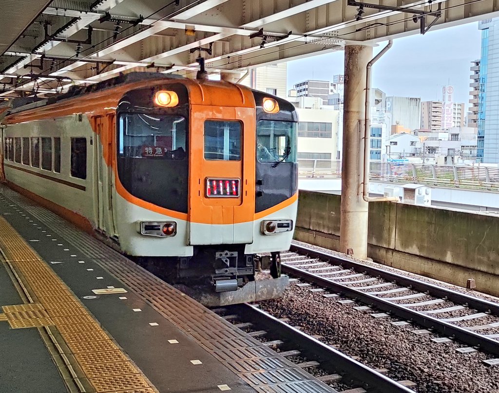 5200APEX's tweet photo. おはようございます♪

今朝は泊地の河内永和から1駅歩いて7～8分曇り空の布施駅まで来ました。
今日はこの後、この辺の魔材集めて大阪中心部へ。
近鉄たまにしか乗らないから特急課金してビスタカー2階席に乗ります😊 https://t.co/yKXpoRD0bi