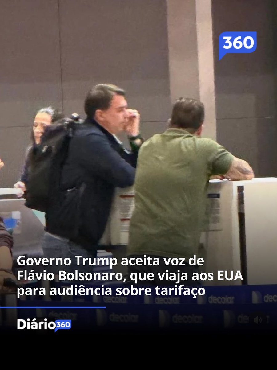 MachadoDarlon's tweet photo. 🇺🇸🤝🇧🇷/ O governo Trump aceitou a participação do senador Flávio Bolsonaro na audiência pública sobre o tarifaço, e o parlamentar embarcou aos Estados Unidos para defender o adiamento ou redução das tarifas impostas pelos EUA ao Brasil. Flávio terá fala marcada na próxima terça-feira (7) no Escritório do Representante Comercial dos Estados Unidos (USTR), enquanto o governo Lula participa como ouvinte. A viagem de Flávio reforça sua atuação internacional em defesa de interesses brasileiros e da oposição ao PT.