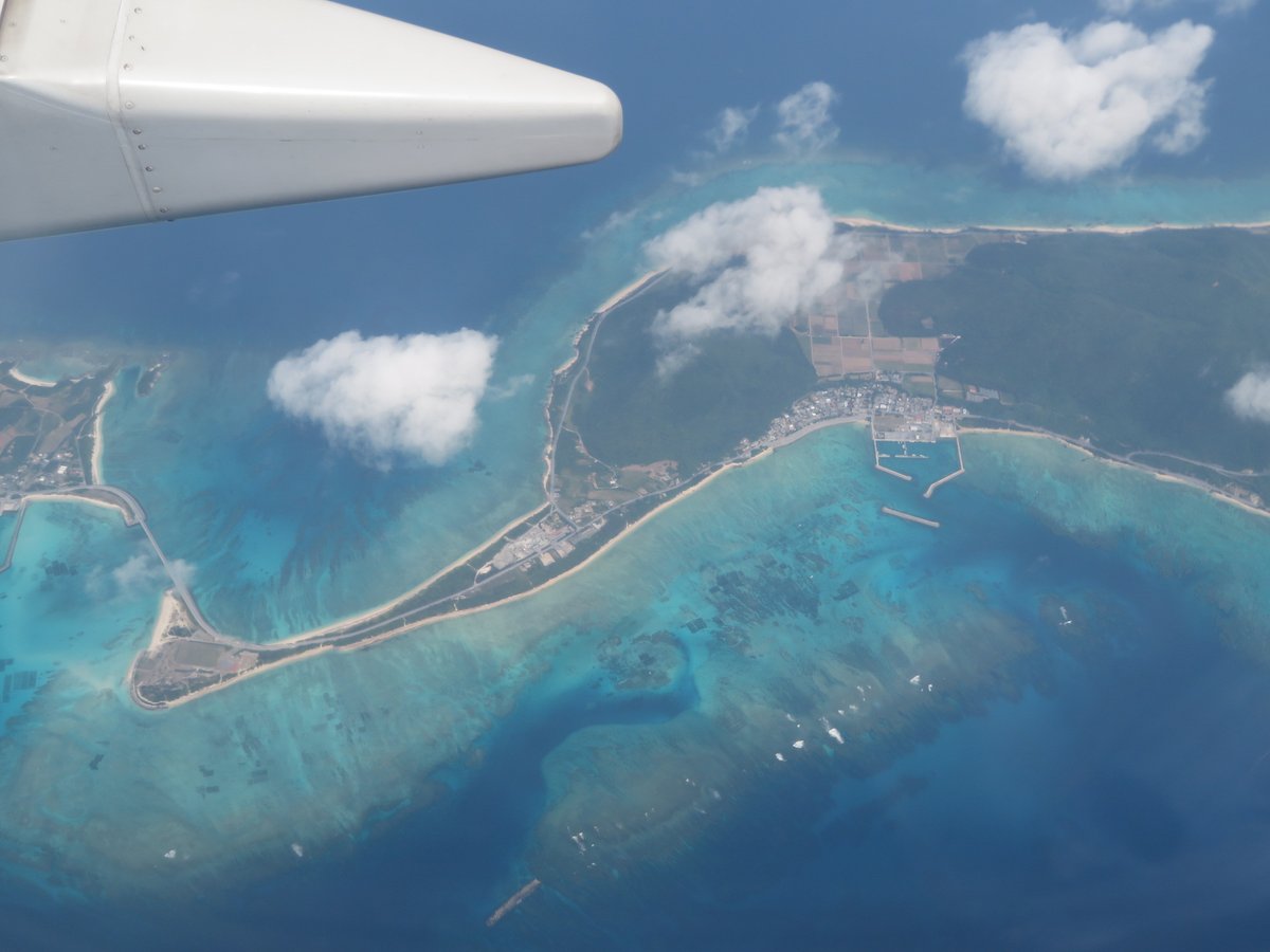 tabiringu's tweet photo. 沖縄最北の伊平屋島に初めて来た。那覇到着前の機上からキレイな島だと思っていたが、観光ガイドブックには紹介されない謎の島で行ってみたい島だった。

空港からバスと船を乗り継いで４時間以上かかるので意外と行くハードルが高い。 https://t.co/FdEbh5hrPI