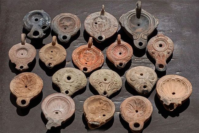 Bennu's tweet photo. Egyptian archaeologists have uncovered 18 tombs, a sealed granite sarcophagus, dozens of exceptional funerary objects, and further remains of the ancient city of Marina El Alamein.

New major discoveries reveal the city’s rich Mediterranean heritage: https://t.co/RkRqqZzDuj https://t.co/UcUSkM1TDL