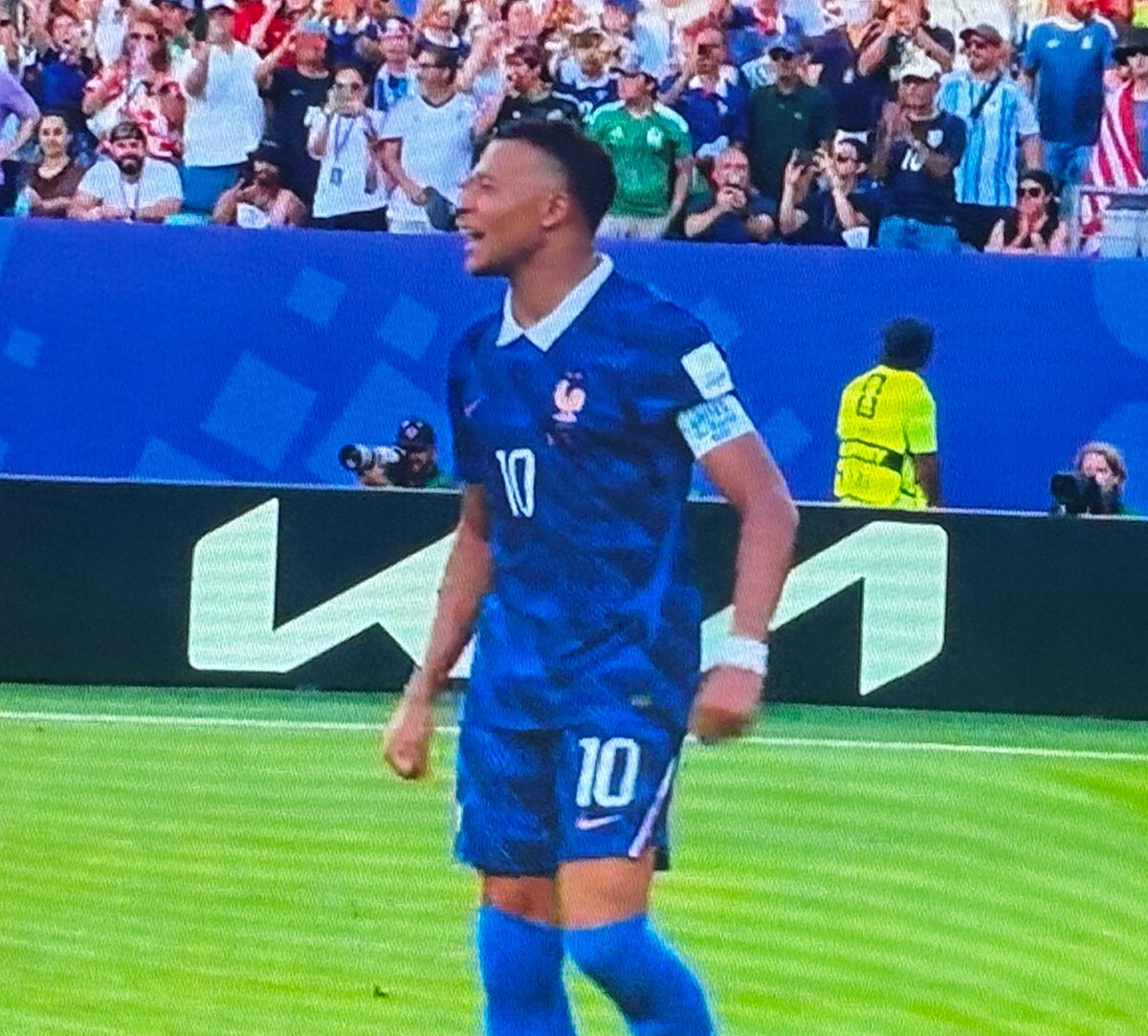 CaroleQuintaine's tweet photo. Bravo les Bleus vous avez été grands !!! Disons les termes : l’arbitre était un fils de Paraguay 👍#FRAPAR https://t.co/i4MWnmVrQU