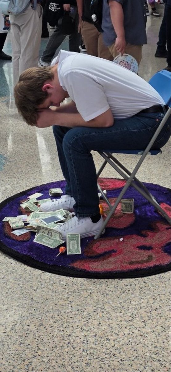 InPlasticWrap's tweet photo. throwing money at the shinji cosplayer like hes a stripper https://t.co/PoJIIcAjcJ