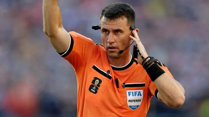 GradaBpro's tweet photo. Igual la FIFA tiene que revisar de una vez por todas lo de los arbitrajes.

A los franceses los han cosido y se llevan las únicas 3 tarjetas amarillas del partido. https://t.co/0J6Jsqrpbp