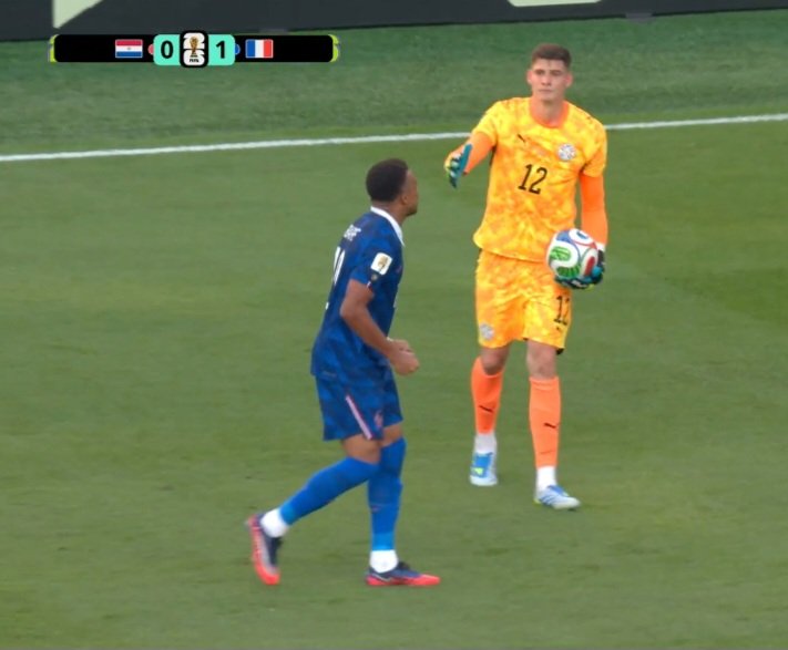 JFreiress_'s tweet photo. O goleiro do Paraguai estendeu a mão para cumprimentar o Mbappe quando o jogo acabou e ele se recusou a cumprimentar e gritou na cara dele. Que otario esse Mbappe. https://t.co/yRSzHVxHux