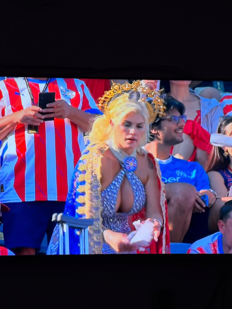 GisselaVaz's tweet photo. Lilian Ruiz vestida de la virgen de Caacupe, pelando tetas PORQUÉ LO QUE TODO TIENE QUE SER VALLE https://t.co/Nj7XSg1mLx