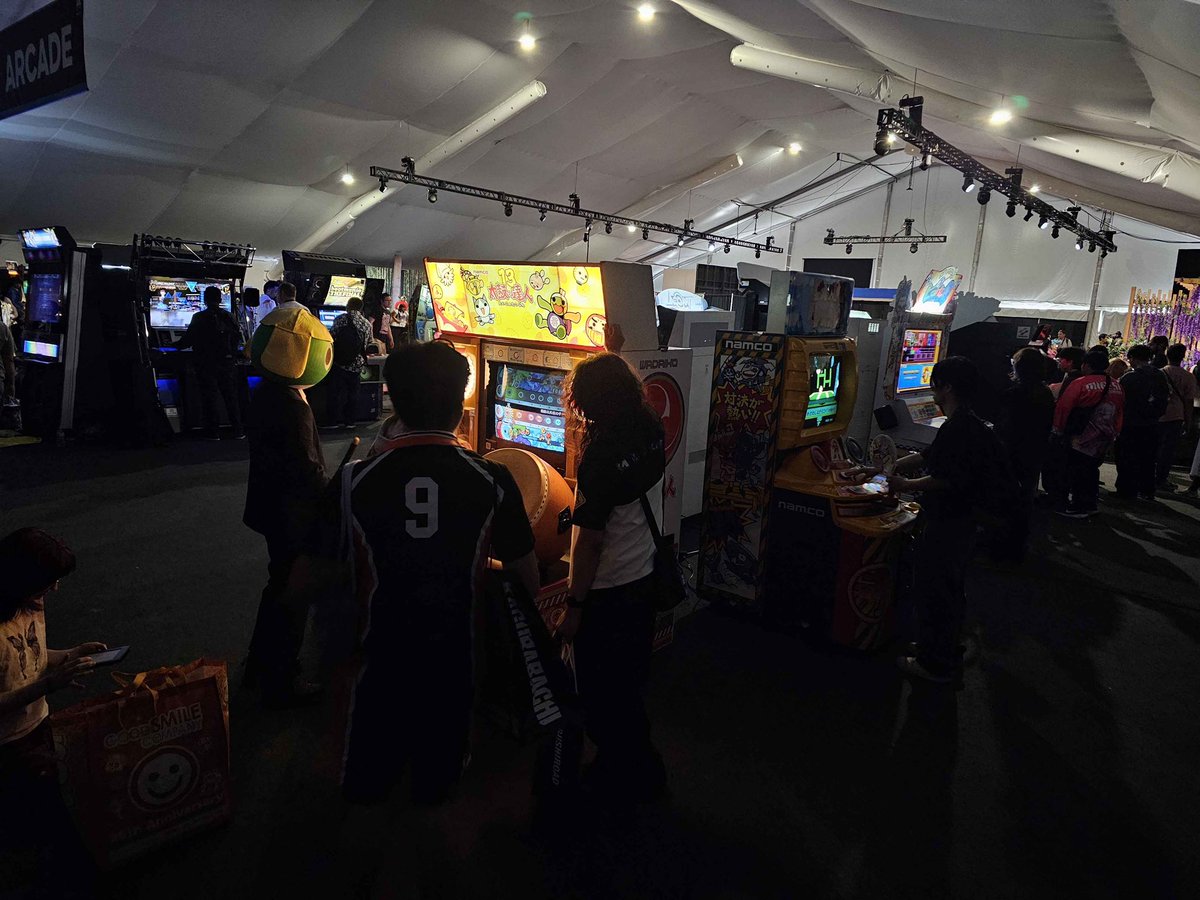 na_gamesaru's tweet photo. It’s ultra-packed out there, swing by the arcade at @AnimeExpo to get away a bit! Everything has been going well so far, hoping to make it a regular thing in the years going forward. Thank you all for your words of support up until now! https://t.co/xDeVI0Ii5w