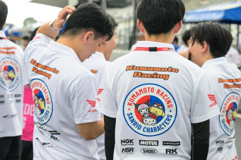 PutiMotor's tweet photo. サンリオが、ホンダとタッグを組んで「サンリオ キャラクターズ ✖️ホンダ熊本レーシング」として今年の鈴鹿8耐に参戦。

8耐仕様にチューニングされたホンダ「CBR1000RR-Rファイアブレード」はパープルとブルーにカラーリングされ、人気のキャラクター「クロミ」のシルエットをあしらった特別なグラフィックで鈴鹿を華やかに盛り上げる。

鈴鹿8耐決勝戦は、本日7月5日 午前11時30分にスタートし、午後7時30分にフィニッシュ予定。

https://t.co/svhhH4feyM