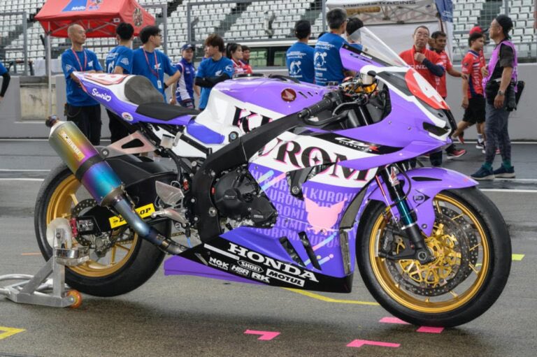 PutiMotor's tweet photo. サンリオが、ホンダとタッグを組んで「サンリオ キャラクターズ ✖️ホンダ熊本レーシング」として今年の鈴鹿8耐に参戦。

8耐仕様にチューニングされたホンダ「CBR1000RR-Rファイアブレード」はパープルとブルーにカラーリングされ、人気のキャラクター「クロミ」のシルエットをあしらった特別なグラフィックで鈴鹿を華やかに盛り上げる。

鈴鹿8耐決勝戦は、本日7月5日 午前11時30分にスタートし、午後7時30分にフィニッシュ予定。

https://t.co/svhhH4feyM