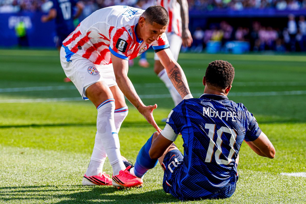 _BeFootball's tweet photo. La stat est honteuse et affolante : AUCUN PARAGUAYEN n'a pris un jaune ce soir. 

Football de clown, arbitrage de clown.

On te remercie pas Ilgiz Tantashev 🤡 https://t.co/eg2eCIe2ag