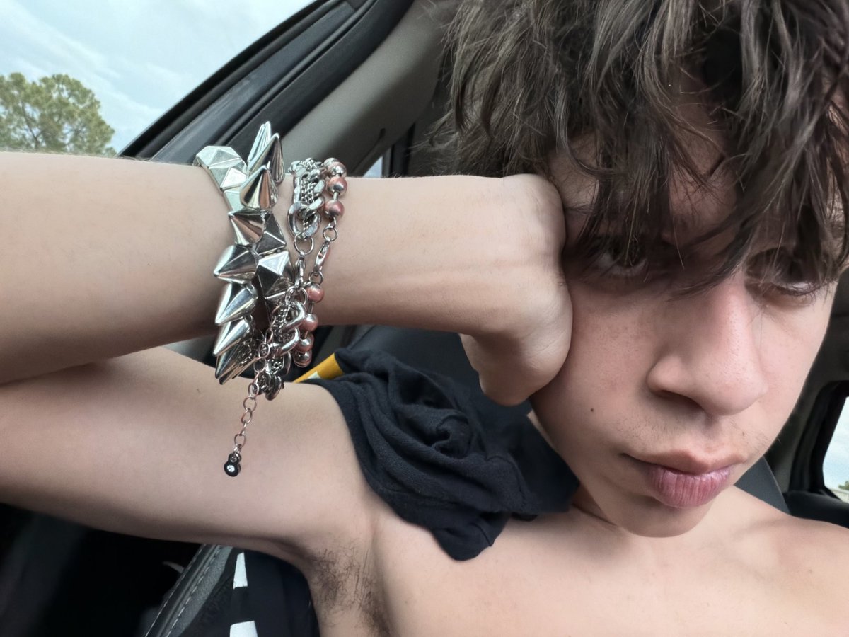 TruliiArius's tweet photo. It’s too hot outside so I wait in the car #groommetwt https://t.co/PLtknOWRE9